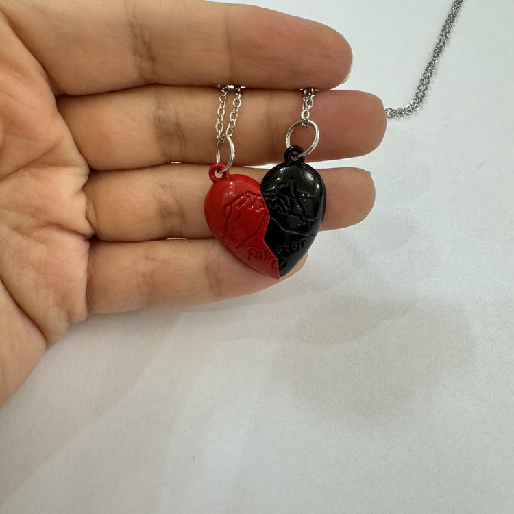 گردنبند مدل مگنتی استیل طرح قلب فور اور عاشق کد 2heart114 بسته 2 عددی