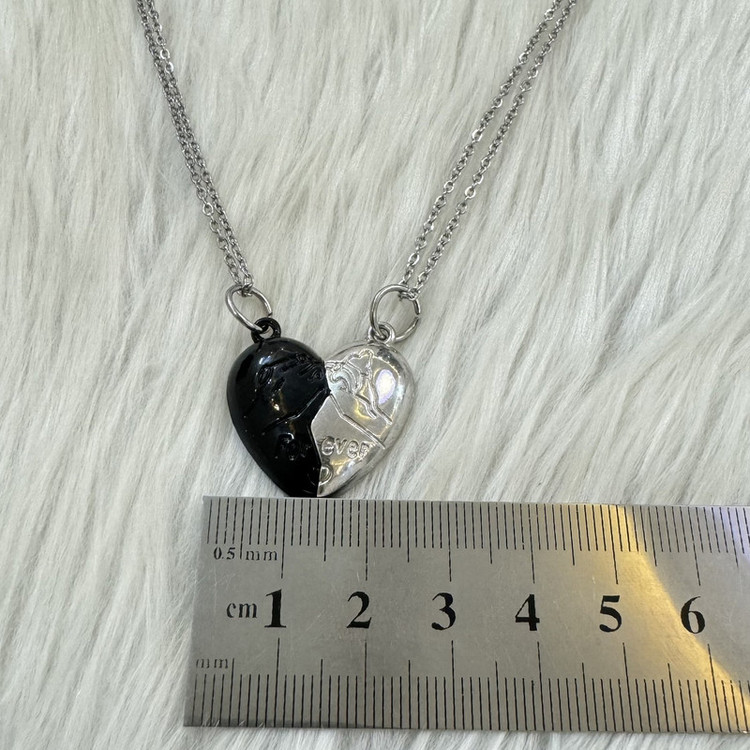 گردنبند مدل مگنتی استیل طرح قلب فور اور عاشق کد 2heart114 بسته 2 عددی