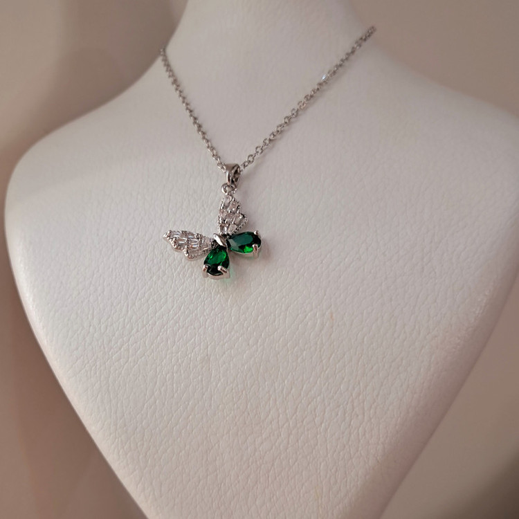 گردنبند دخترانه مدل پروانه ظریف جواهری زمردی کد Art42